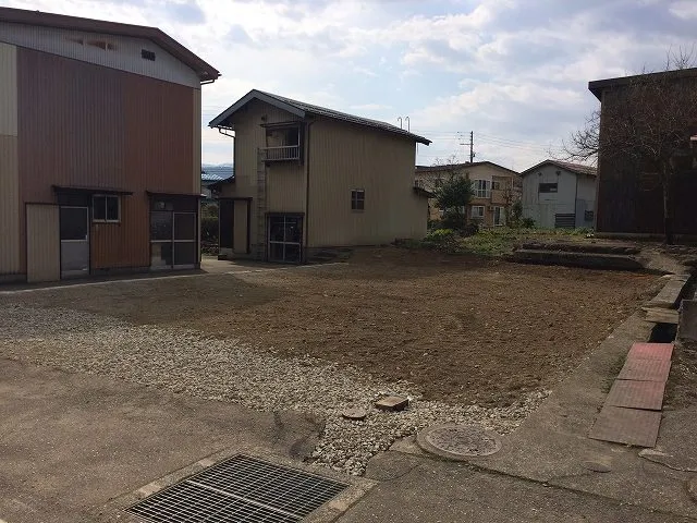 両隣の家と近い敷地の解体後
